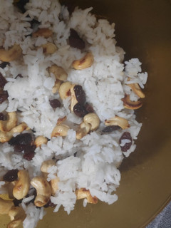 Una foto de Arroz con pasas y anacardos