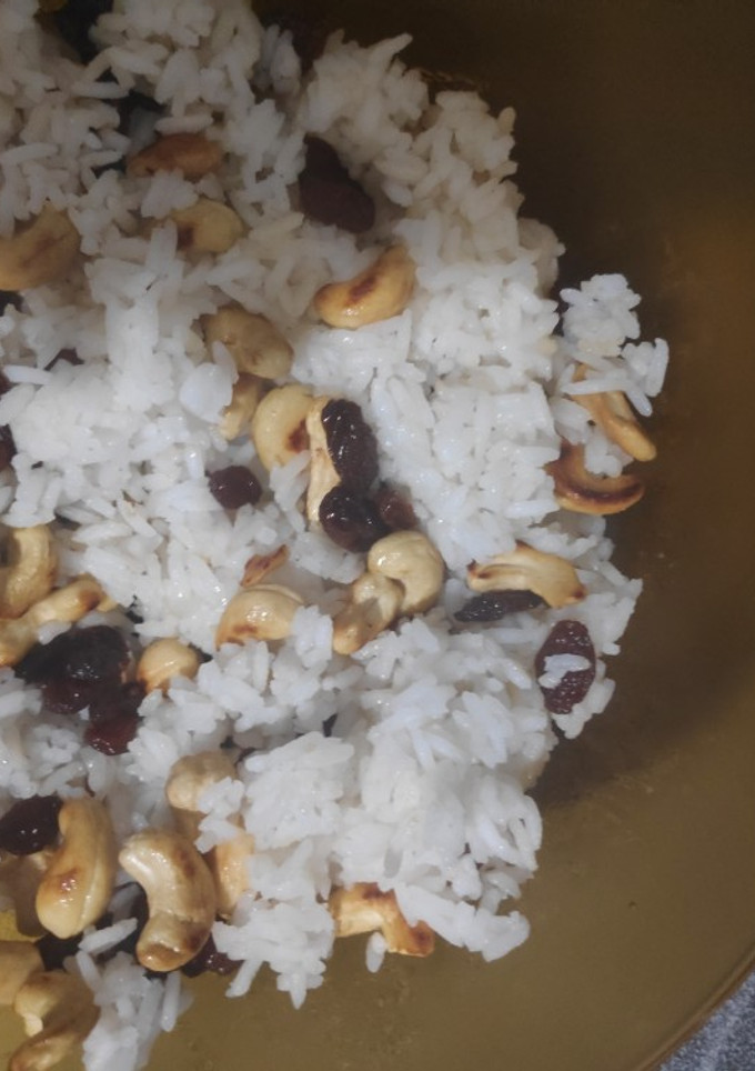 Una foto de Arroz con pasas y anacardos