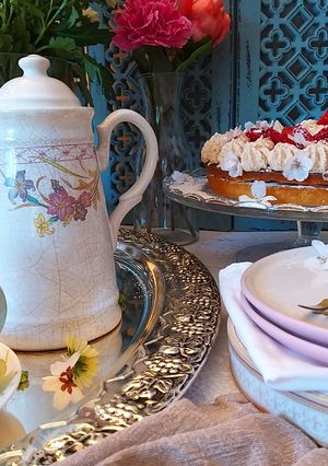 صورة لوصفة كعكة فيلادلفيا و الشوكولاته البيضاء، الفراولة 🍓 بكريمة زبدة اللوز 🍰