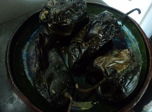 Una foto de Chiles asados poblanos para rellenar, salsa o rajas las Correa con hierbas