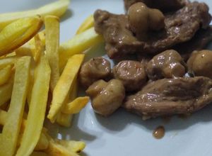 Una foto de Salteado de carne magra y champiñones