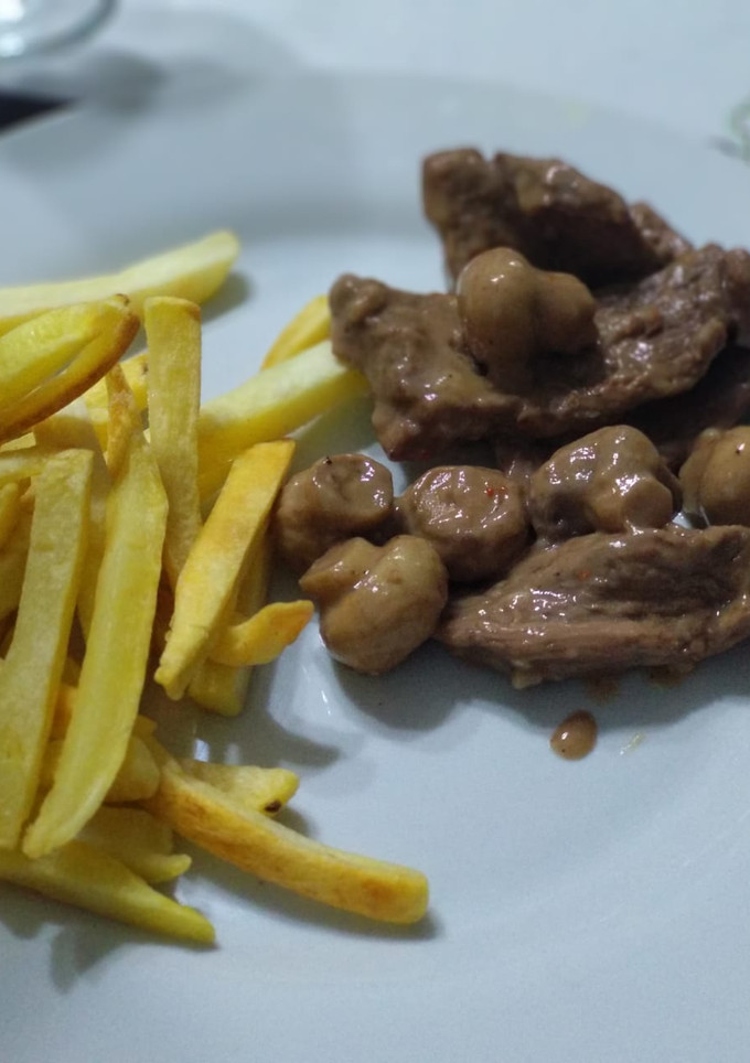 Una foto de Salteado de carne magra y champiñones