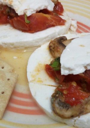 Una foto de Cama de Queso Fresco con Verduras salteadas