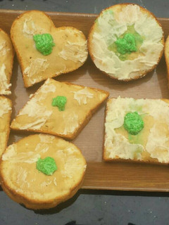 A picture of Lemon cake with rough butter iced.