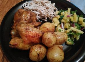 Una foto de Alitas de Pollo con Papas a la Mostaza / Ensalada de Piña Picate