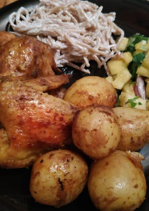 Una foto de Alitas de Pollo con Papas a la Mostaza / Ensalada de Piña Picate