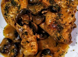 Una foto de POLLO🐤con🍄Champignones Clásico...!