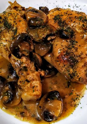 Una foto de POLLO🐤con🍄Champignones Clásico...!