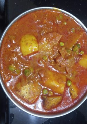 झणझणीत बटाटा आणि मटार रस्सा रेसिपी चे मुख्य फोटो 