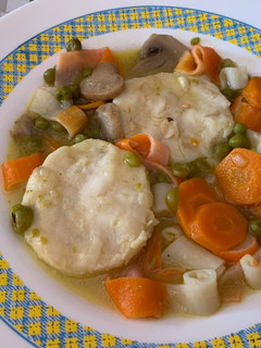 Una foto de Guiso de merluza con verduras