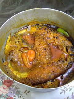A picture of Parshe fish curry.