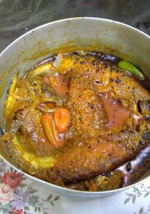 A picture of Parshe fish curry.