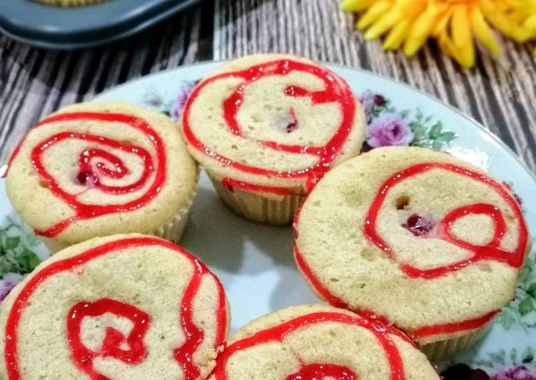 Cupcake Vanilla Dengan Strawberry Filling
