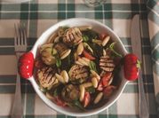Una foto di insalata di pasta fredda