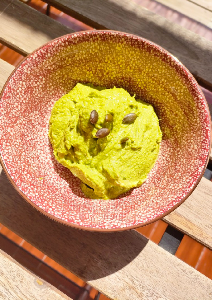 Una foto de Hummus de espinacas