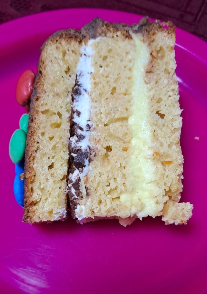 Una foto de Torta de cumpleaños de mandarinas con crema pastelera y crema chantilly