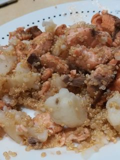 Una foto de Quinoa, salmón y coliflor