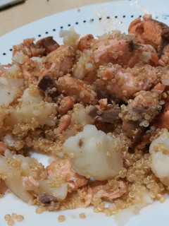 Una foto de Quinoa, salmón y coliflor