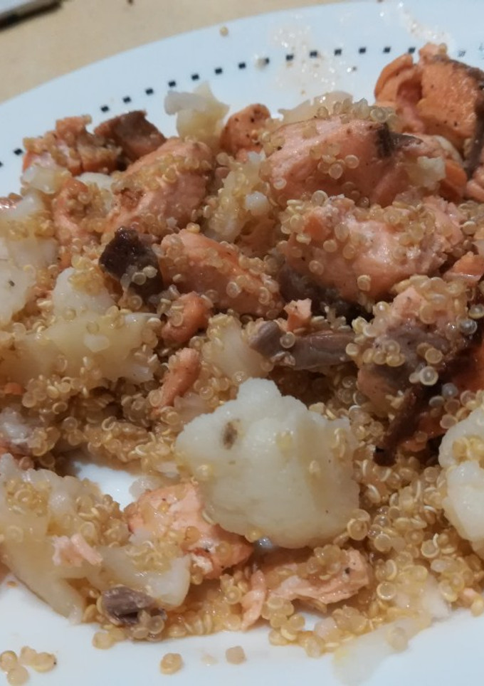 Una foto de Quinoa, salmón y coliflor