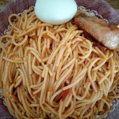A picture of Jellof pasta with egg and chicken.