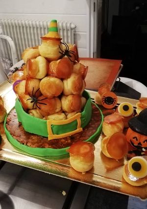 Une photo de Pièce montée chapeau de sorcière 🎃🎃👏