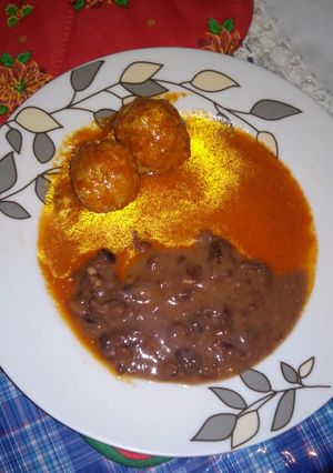 Una foto de Albondigas con frijoles chinos