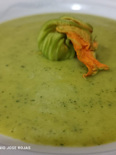 Una foto de Crema de calabacín, especiada
