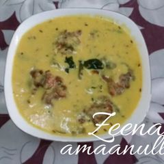 A picture of Hyderabadi Besan ki Kadhi and Pakoras.