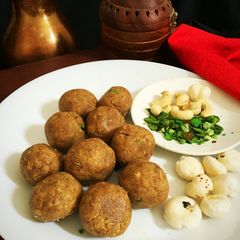 A picture of Makhana Kaju ladoo.