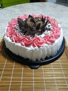 Una foto de Torta de cumpleaños con chantilly 😘
