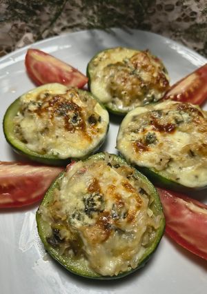 Una foto de Zapallitos Rellenos Con Arroz y Queso / Receta Vegetariana