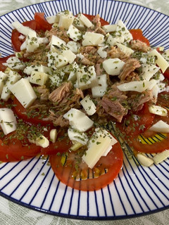 Una foto de Ensalada de tomate con queso