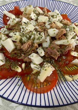 Una foto de Ensalada de tomate con queso
