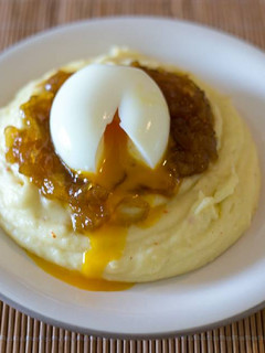 Una foto de Puré con Cebolla Caramelizada y Huevo Mollet 🍳