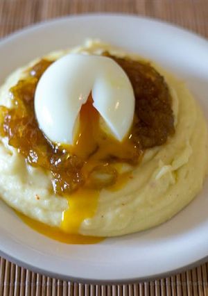Una foto de Puré con Cebolla Caramelizada y Huevo Mollet 🍳