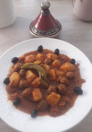 Une photo de Tajine boulettes de kefta (viande hachée) et pomme de terre