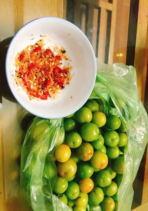 Hình của món Mận đầu mùa chấm muối ớt.