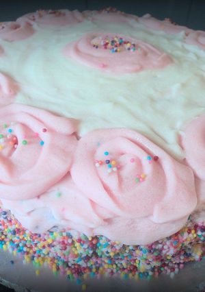 A picture of White Sponge Cake with Buttercream Frosting.
