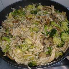 Una foto de Brócoli, arroz, pollo y champiñones aromatizado con salsa de soja