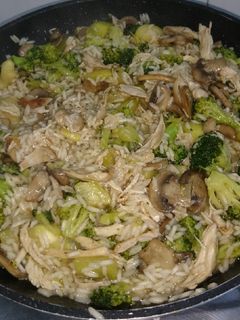 Una foto de Brócoli, arroz, pollo y champiñones aromatizado con salsa de soja