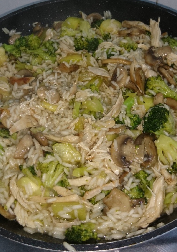 Una foto de Brócoli, arroz, pollo y champiñones aromatizado con salsa de soja