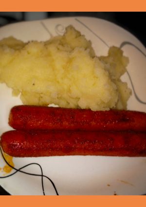 Una foto de 🌭 Salchichas vegetarianas🌭 con puré!