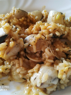 Una foto de Arroz con almejas
