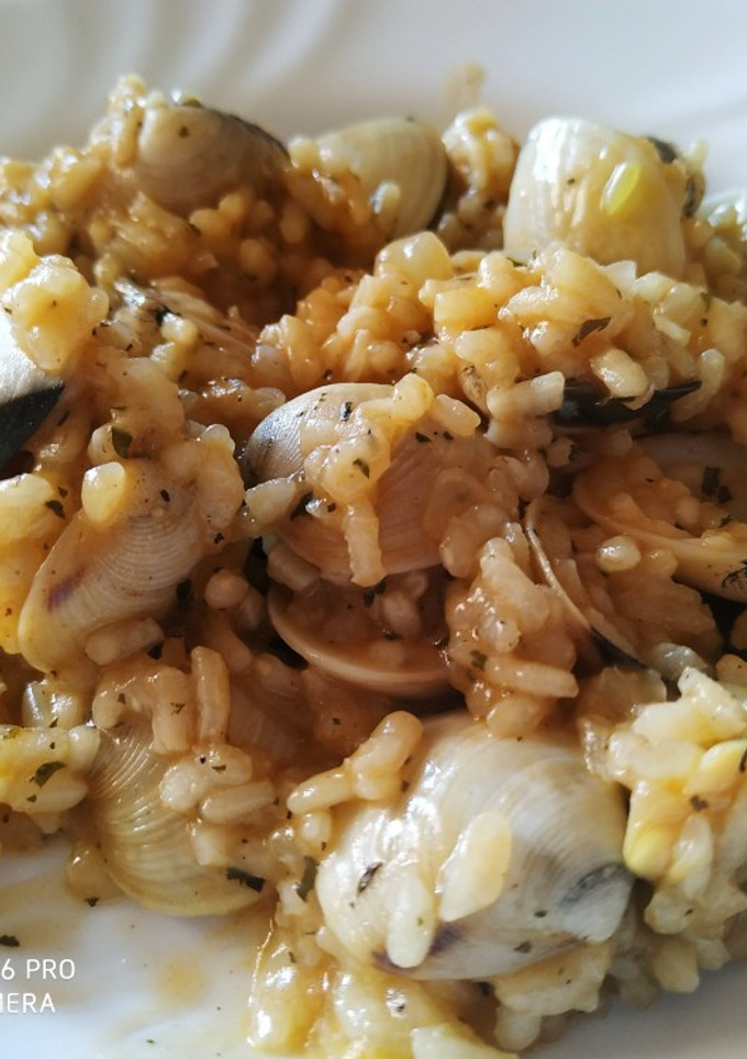 Una foto de Arroz con almejas