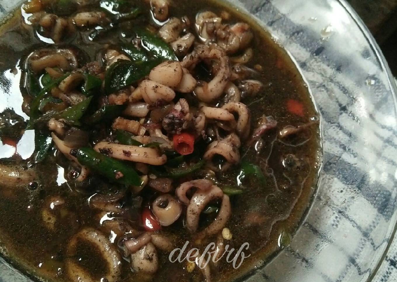 Cumi hitam praktis dengan paprika hijau