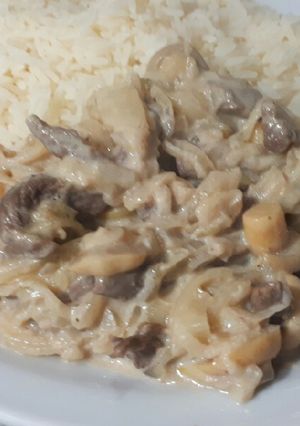 Una foto de Strogonof con arroz blanco