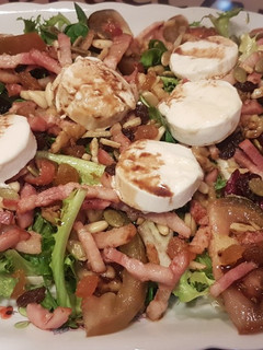 Una foto de Ensalada templada con queso de cabra