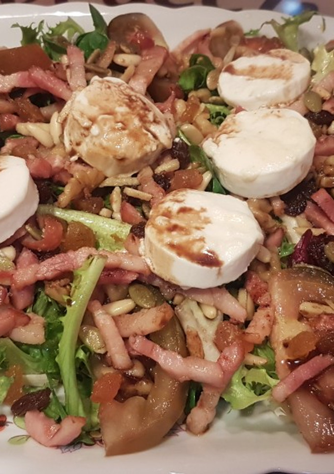 Una foto de Ensalada templada con queso de cabra