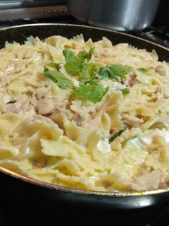 A picture of Chicken and Bacon Creamy Pasta.