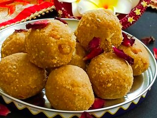 ओट्स मिक्स चूरमा लड्डू (Oats mix churma laddu recipe in hindi)